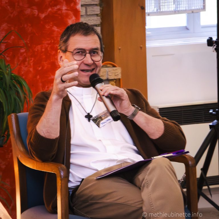 Philippe est un prêtre catholique de la communauté du Chemin Neuf