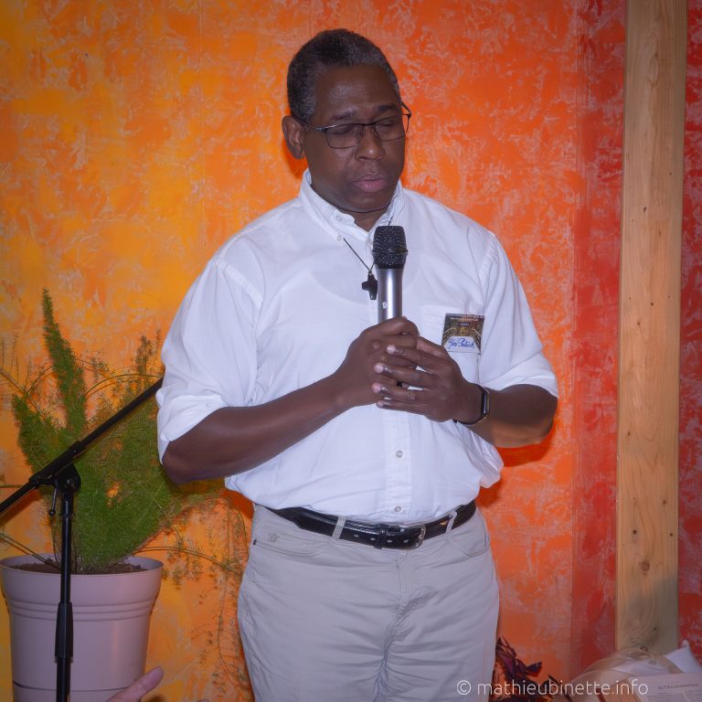 Yves-Patrick Augustin, de la communauté du Chemin Neuf, a prié avant le repas. Yves-Patrick est également membre du conseil d'administration de JC2033 Qc.