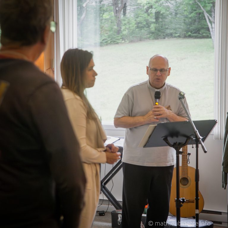 Mgr Louis Corriveau, évêque catholique de Joliette, anime la prière des psaumes